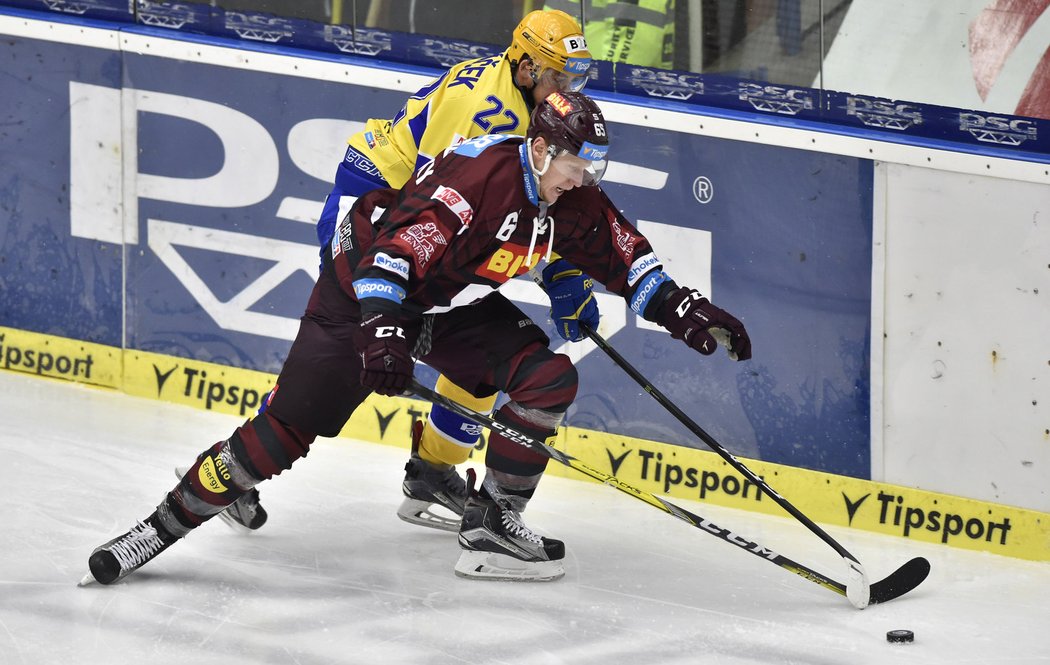 Jiří Ondráček bojuje o kotouč s Michalem Čajkovským