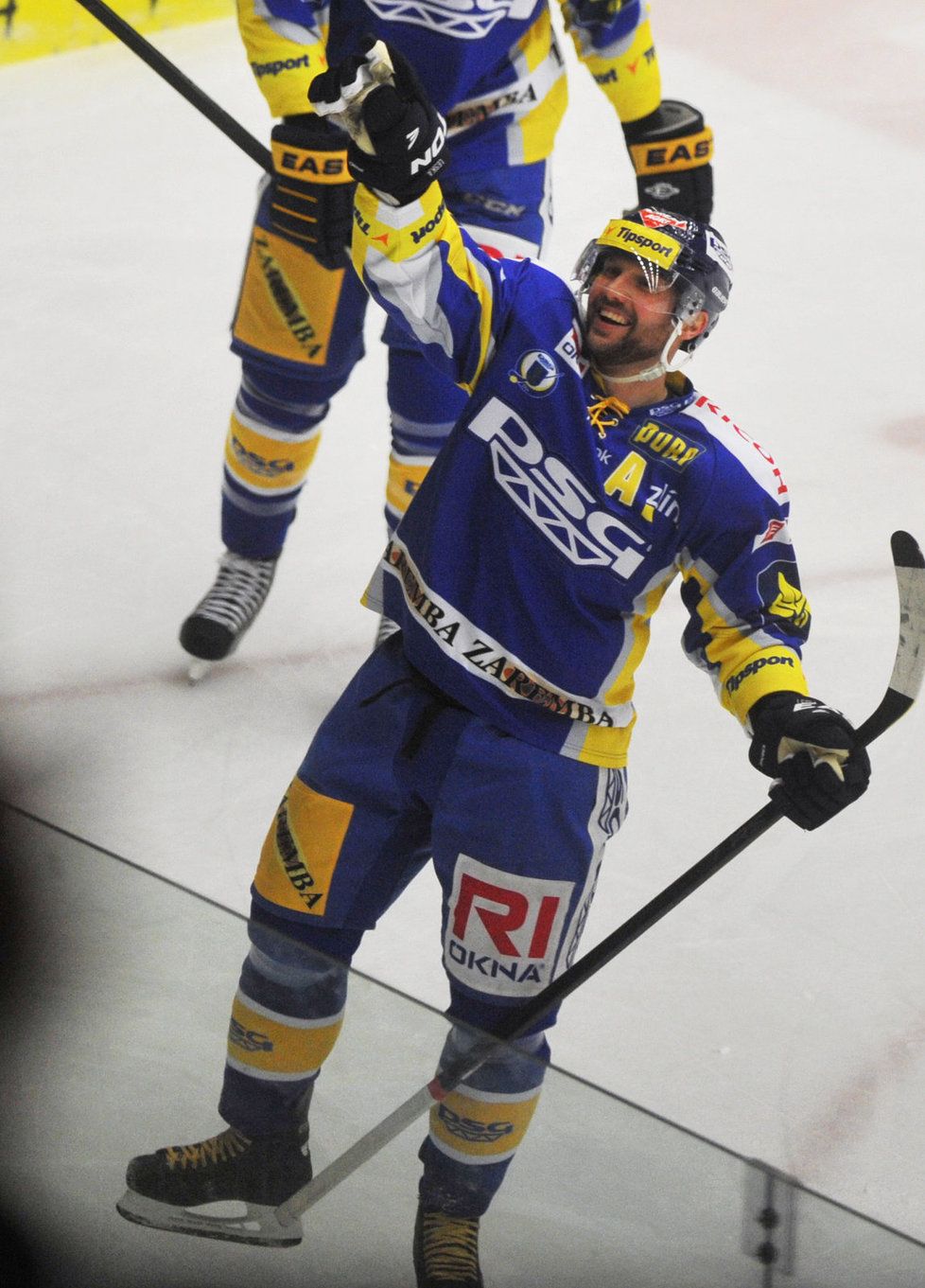 Zlínští hokejisté vstoupili vítězně do semifinále play off extraligy, když Třinec porazili 3:1. O trefy se podělili Köhler, Leška a Hamrlík. Čestný úspěch hostů si připsal Klimenta.