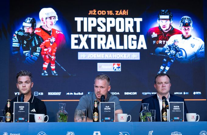 Akrobacie nad hangárem, retro dresy a návraty hvězd. Extraliga vyhlíží rekordní sezonu Akrobacie nad hangárem, retro dresy a návraty hvězd. Extraliga vyhlíží rekordní sezonu