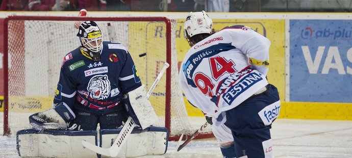 Liberecký brankář Marek Schwarz inkasuje ve dvacáté první vteřině první gól z hole útočníka Pardubic Jiřího Cetkovského