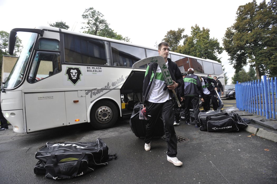 Hokejisté Mladé Boleslavi se před prvním utkáním zasekli s autobusem na dálnici