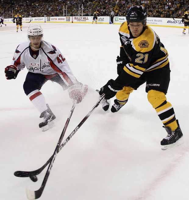 Ference obléká dres Bostonu Bruins Ference obléká dres Bostonu Bruins