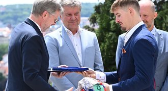 Fantastická reklama, děkoval premiér mistrům. Dostal dres, pohár už spravili Fantastická reklama, děkoval premiér mistrům. Dostal dres, pohár už spravili