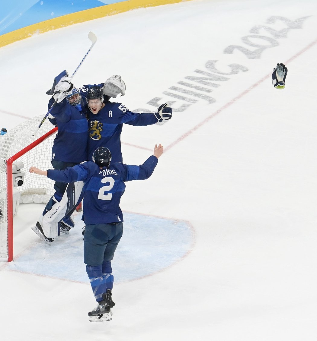 Zlatá finská radost po konci finále s ROV