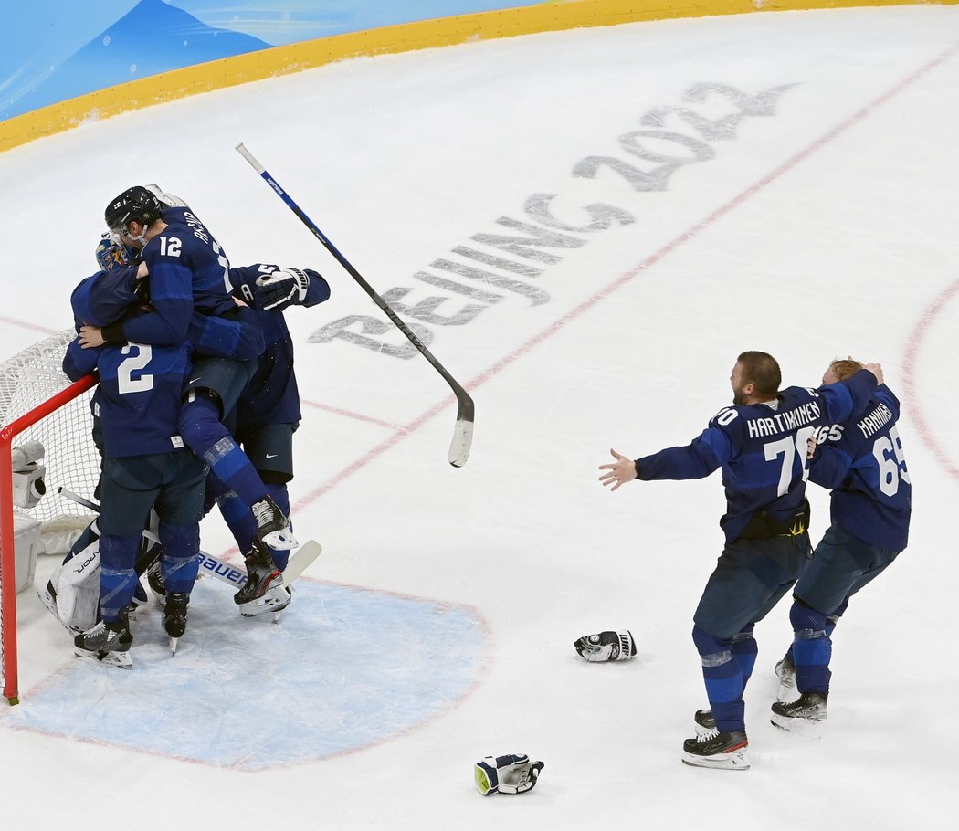 Finové slaví finálový triumf na olympijském turnaji v Pekingu