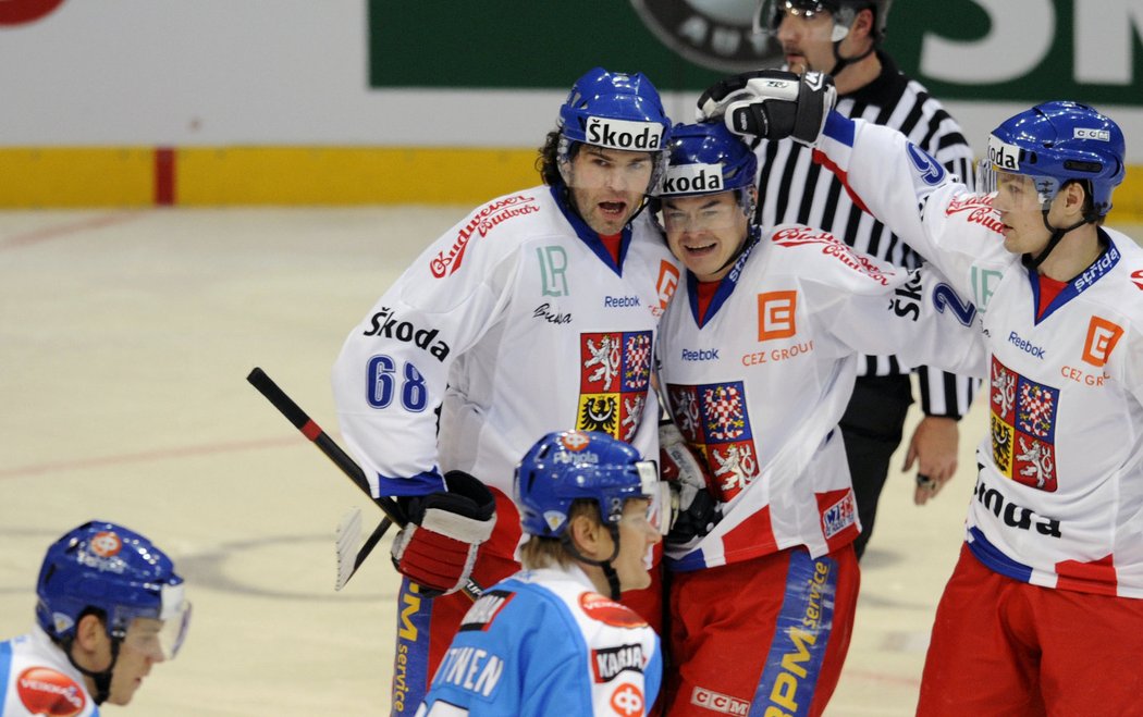 Čeští hokejisté se radují z první branky.