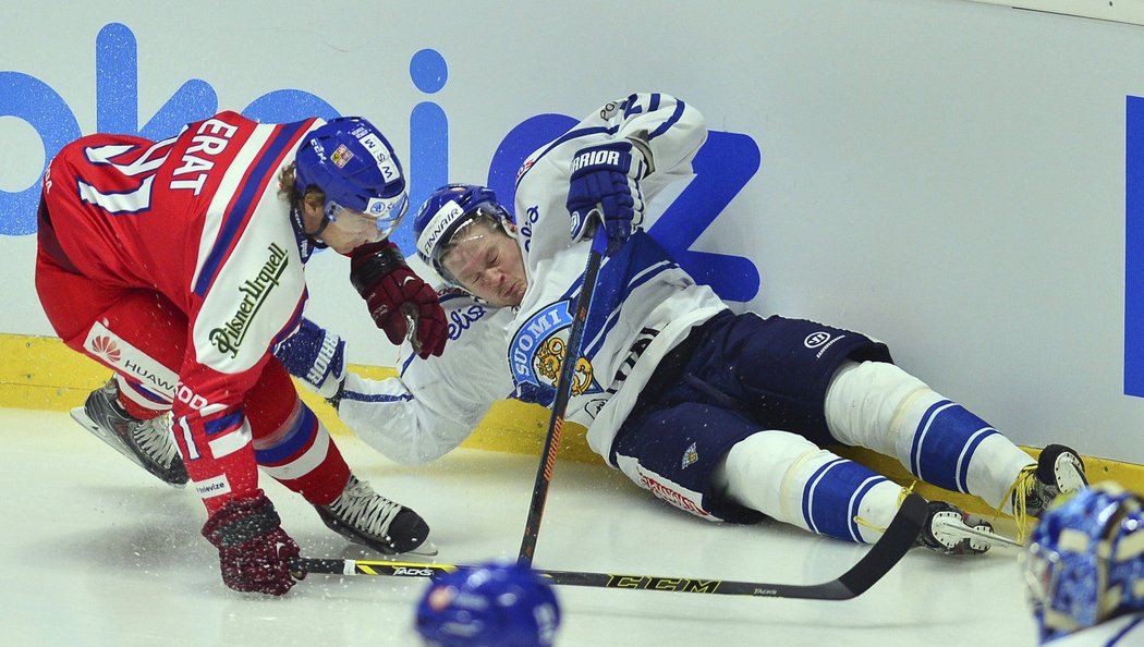 Martin Erat v souboji u mantinelu.