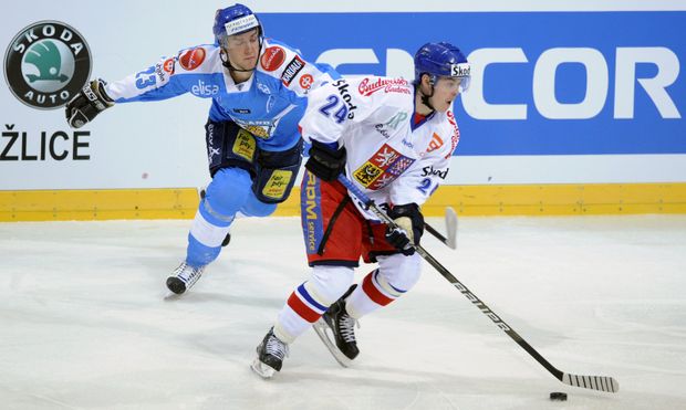 Hudler uniká finské obraně. Hudler uniká finské obraně.