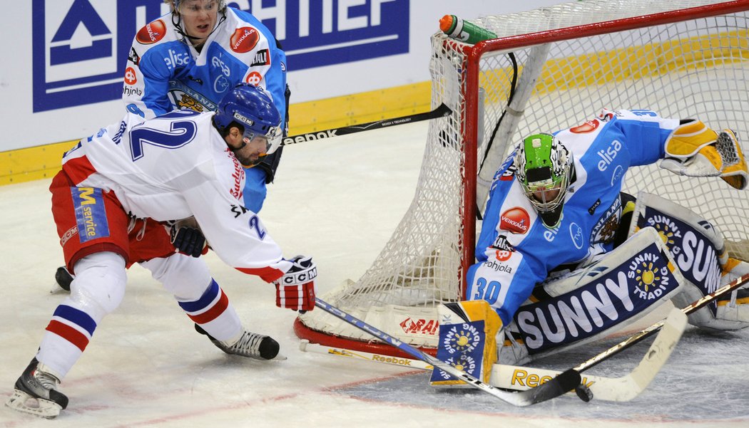 Irgl se snaží zasunout za finského gólmana Tarkkiho.