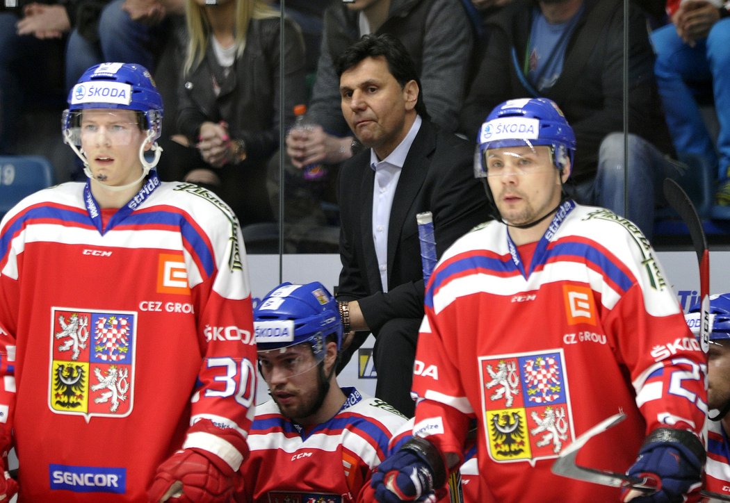 Trenér české reprezentace Vladimír Růžička (v pozadí uprostřed), v popředí vlevo Jakub Krejčík a vpravo Ondřej Němec.