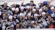 Závěrečná radost finských hokejistů po finálovém vítězství nad Ruskem