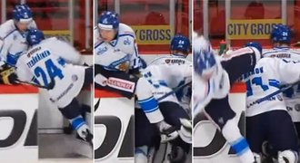 Finská groteska! Tři hokejisté popadali při střídání jak hrušky