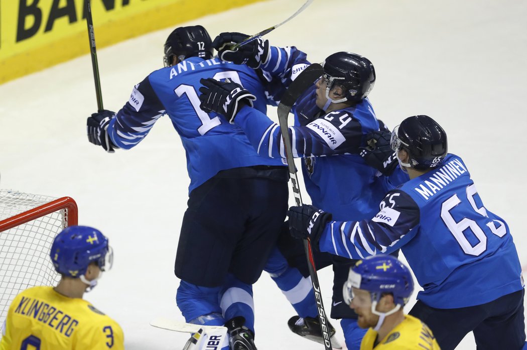 Hokejisté Finska zdolali ve čtvrtfinále MS Švédsko 5:4 v prodloužení, rozhodl Manninen. Finy čeká v semifinále Rusko, Švédové nenavážou na dva tituly.