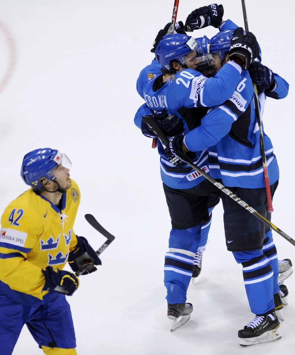 Finští hráči se radují z gólu. Zleva Jimmie Ericsson (SWE) a Janne Pesonen (FIN).