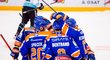 V hloučku hokejistů Tappara Tampere se raduje z gólu i český útočník Michael Špaček