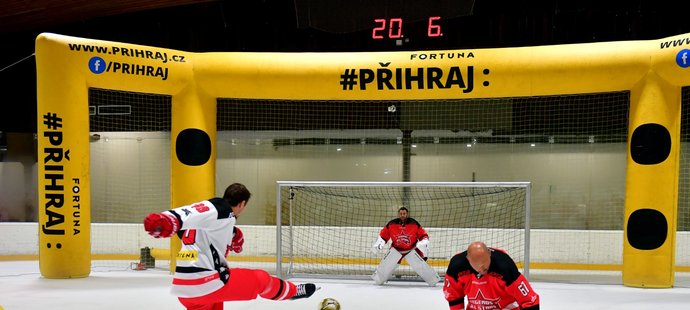 Hokejový mistr světa 2010 Petr Průcha si vyzkoušel Fortuna fotbalovou střelnici na ledě proti Ondřejovi Pavelcovi