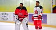 Bývalí hokejoví reprezentanti Ondřej Pavelec (vlevo) a Petr Průcha otestovali Fortuna fotbalovou střelnici v hokejové výstroji