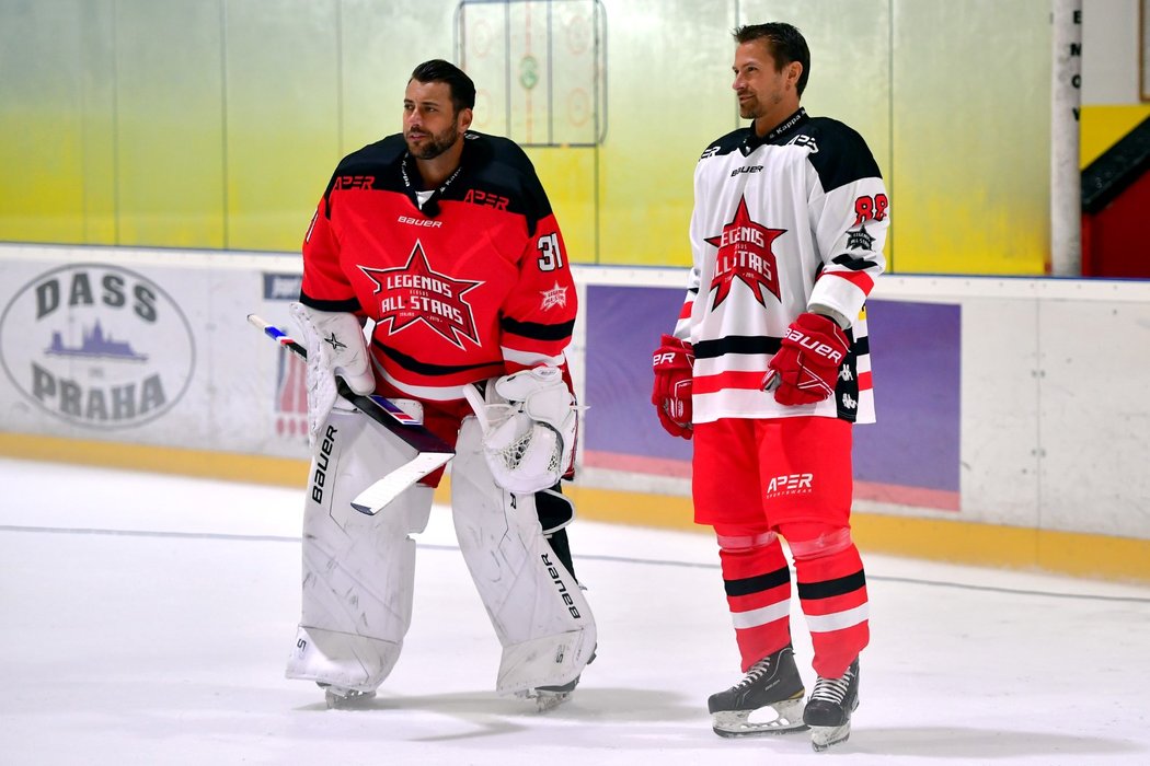 Bývalí hokejoví reprezentanti Ondřej Pavelec (vlevo) a Petr Průcha otestovali Fortuna fotbalovou střelnici v hokejové výstroji