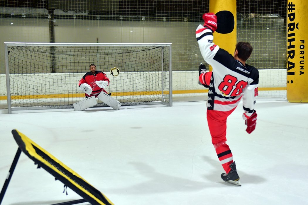 Bývalý reprezentační hokejista Petr Průcha v bruslích míčem na někdejšího gólmana NHL Ondřeje Pavelce