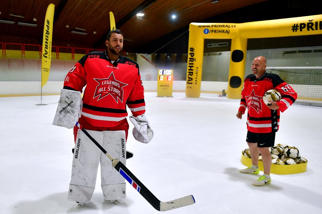 Bývalý hokejový brankář Ondřej Pavelec s komentátorem České Televize Luďkem Zelenkou na Fortuna fotbalové střelnici