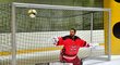 Bývalý hokejový gólman Ondřej Pavelec si vyzkoušel chytání míčů místo puků