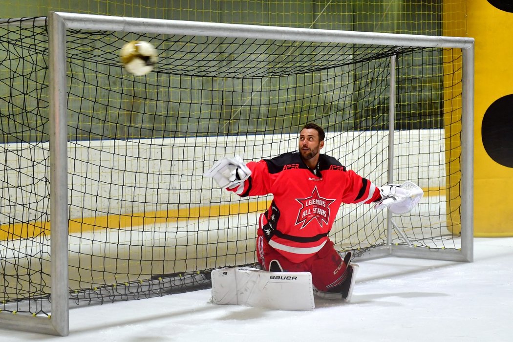 Bývalý hokejový gólman Ondřej Pavelec si vyzkoušel chytání míčů místo puků