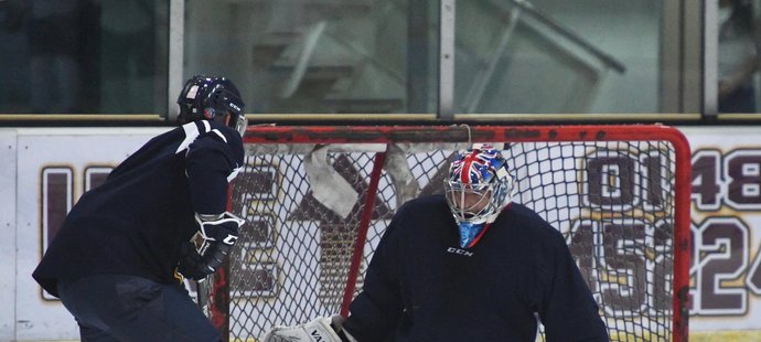 Z fotbalu na hokej? Velký hokejový fanoušek Petr Čech si znovu zkusil zatrénovat s britským týmem Guildford Flames