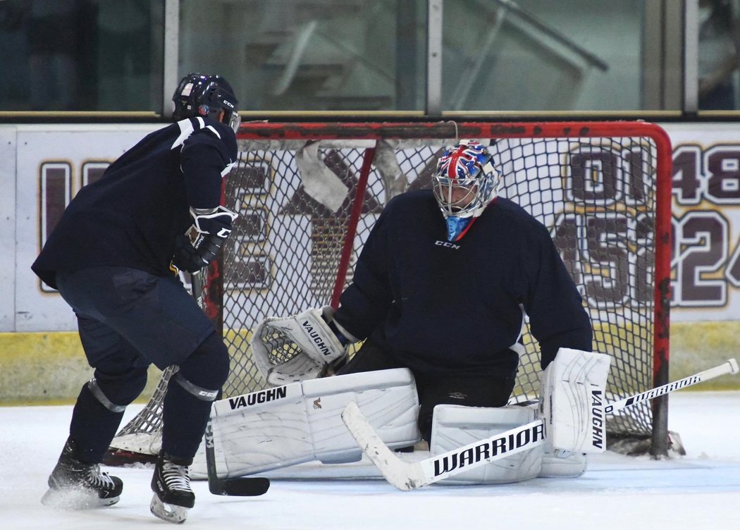 Z fotbalu na hokej? Velký hokejový fanoušek Petr Čech si znovu zkusil zatrénovat s britským týmem Guildford Flames