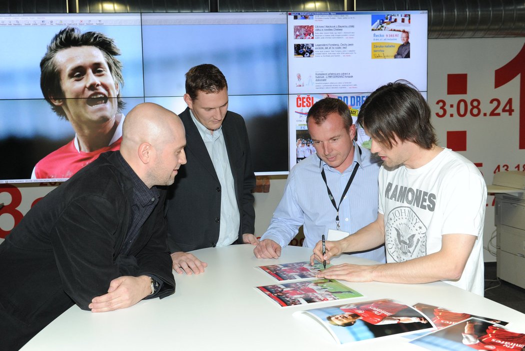 Rosický se v redakci deníku Sport podepisuje na připravené fotografie