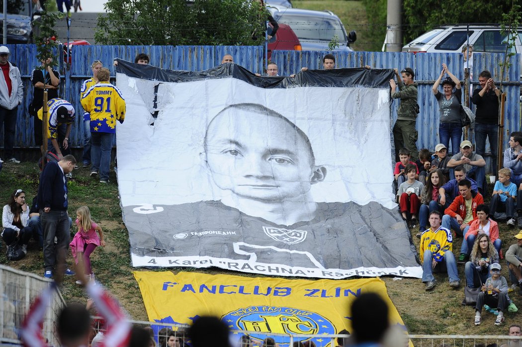 Fanoušci na benefici uctili památku Karla Rachůnka obřím plakátem