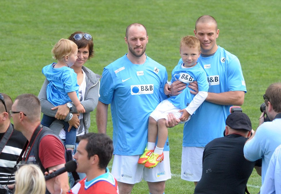 Kateřina Rachůnková s dcerou Kačenkou, syna Matěje drží bratři zesnulého Karla Rachůnka Ivan (uprostřed) a Tomáš