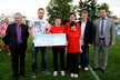 Michal Kadlec předává šek na 10 tisíc eur, které získal dražbou dresu Lionela Messiho