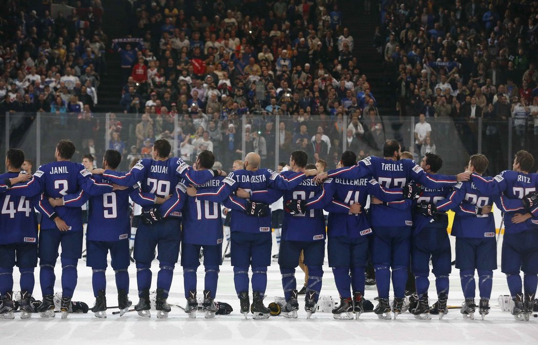 Hokejisté Francie se radují se svými fanoušky z výhry nad Finskem