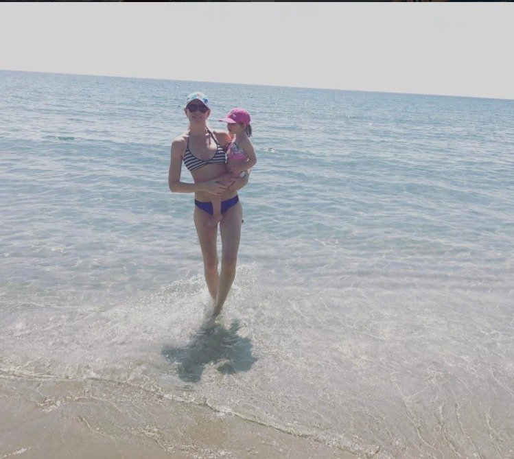 Diana Kobzanová s dcerou Ellou u moře.