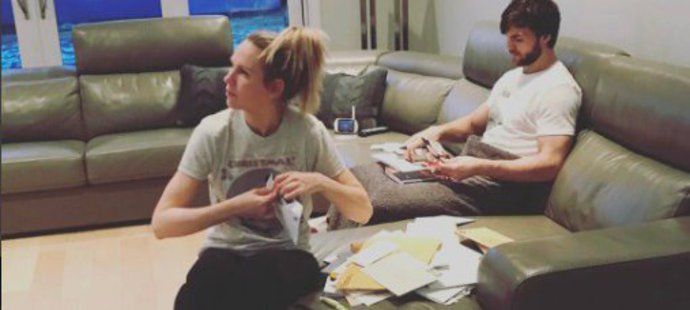 Partnerka Michaela Frolíka prozradila, jak vypadá romantický večer v domě hvězdy Calgary: Podepisují se hokejové kartičky