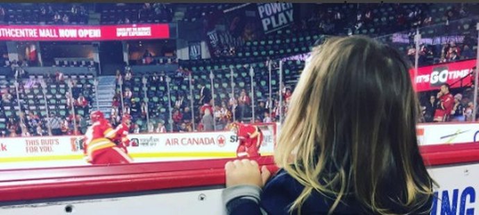 Dcera Michaela Frolíka fandí tátovi na hokeji