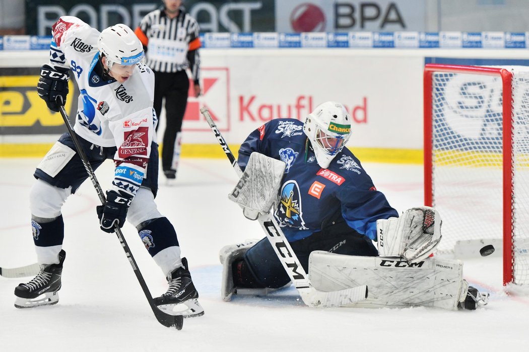 Plzeňský útočník Matyáš Kantner cloní před kladenskou brankou