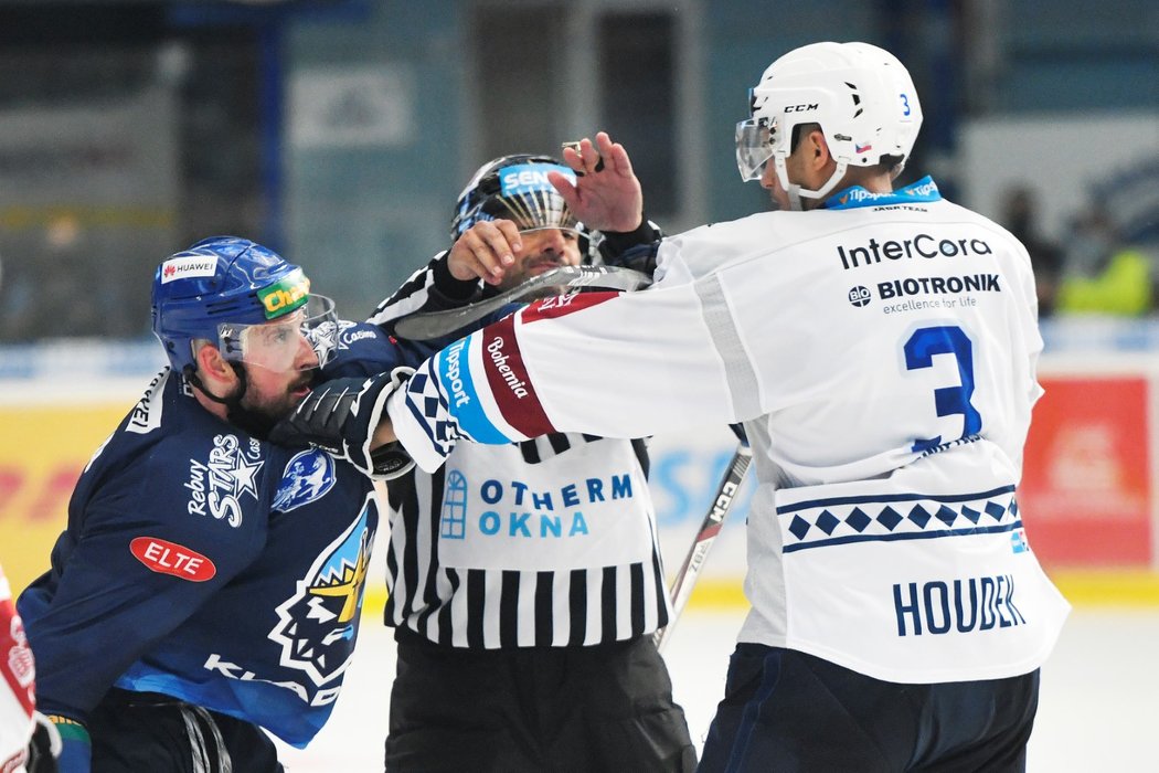 Plzeňský ranař Michal Houdek se dostal do křížku s kladenským útočníkem Nicolasem Hlavou