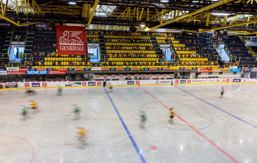 Pohled na vyprázdněný Zimní stadion Ivana Hlinky v Litvínově