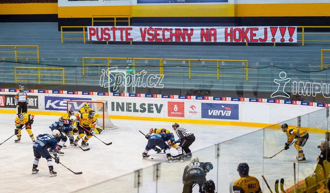 Transparent hokejových fanoušků během druhého čtvrtfinálového duelu mezi Litvínovem a Plzní