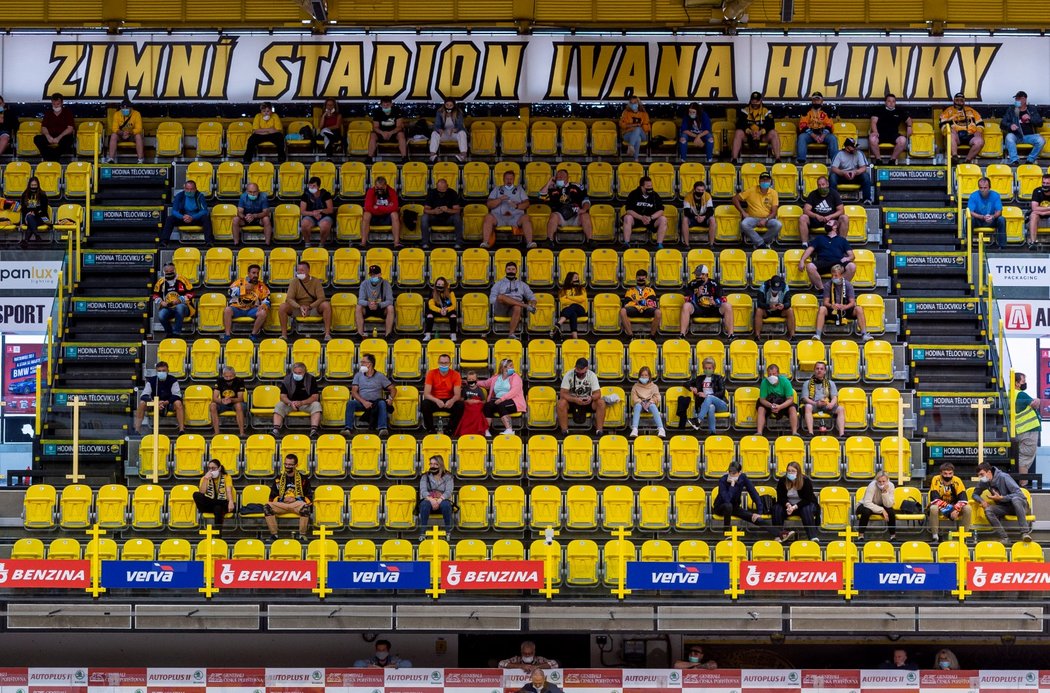 Litvínovská tribuna během druhého čtvrtfinále Generali Česká Cupu s Plzní