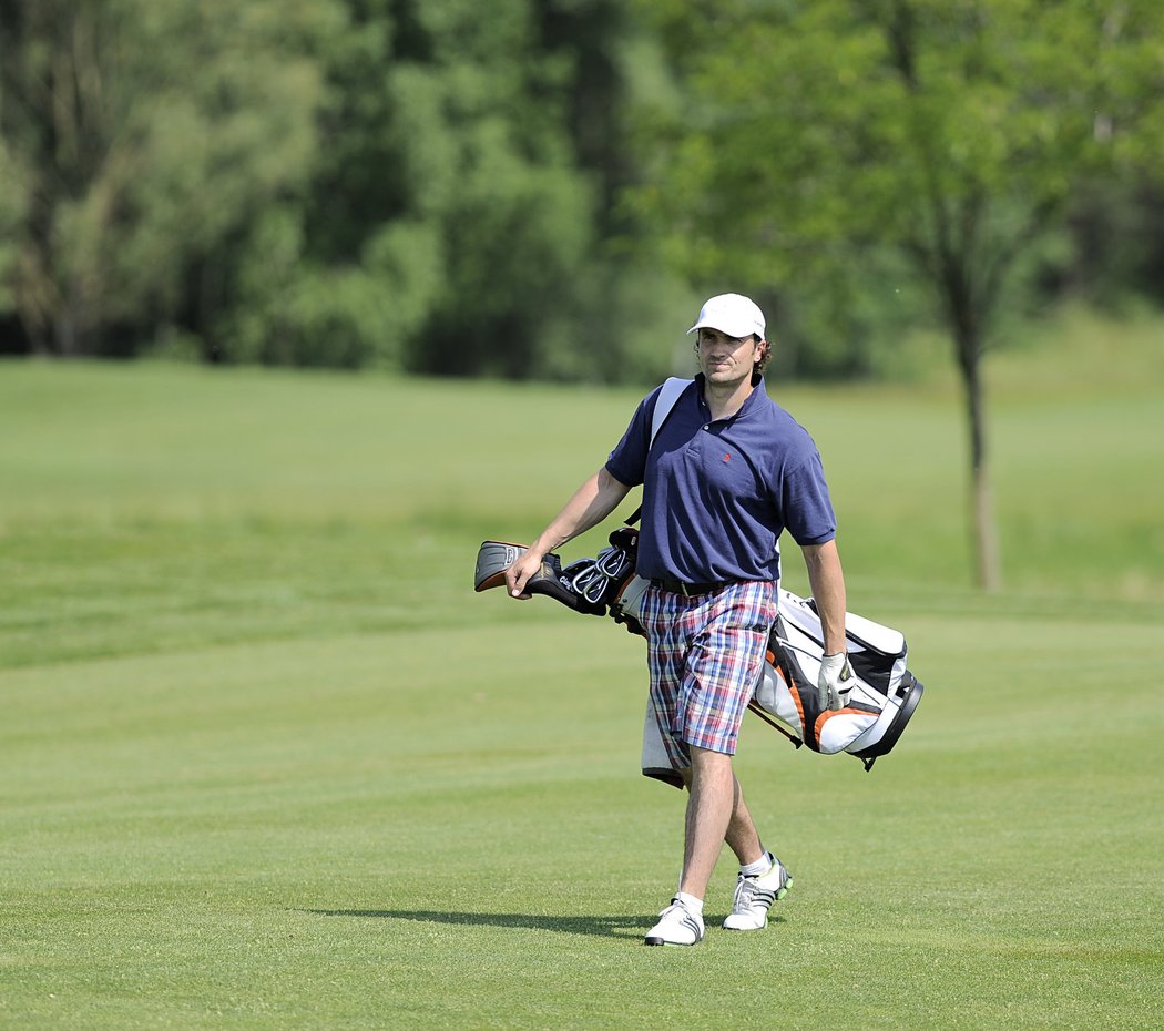 Marek Černošek si nese své náčiní na prvním ročníku Hokej Charity Golf Cupu