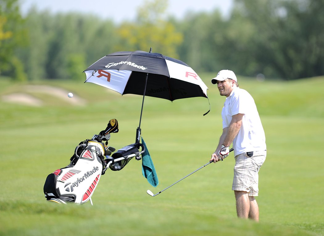 Petr Koukal sleduje míček ze své hole na charitativním golfofém turnaji