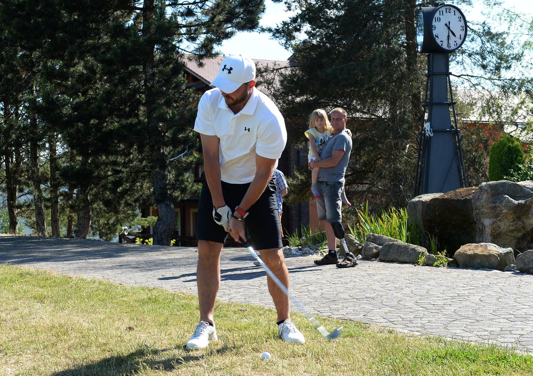 Kouč hokejové mládeže HC Technika Brno David Havíř skončil na golfové exhibici v Kunětické hoře na druhém místě, překonal ho pouze obránce HC Slavia Praha Jan Novák