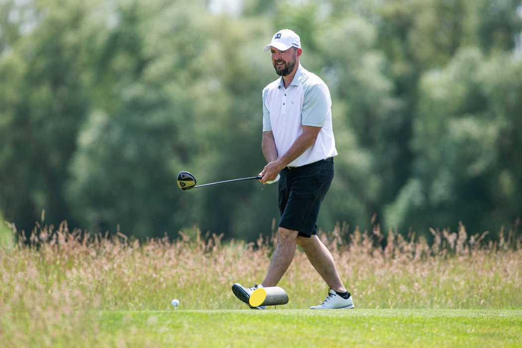 Někdejší hokejista David Havíř vyhrál tradiční charitativní golfový turnaj v Kunětické hoře, jenž byl tentokrát věnován Janu Alinčovi