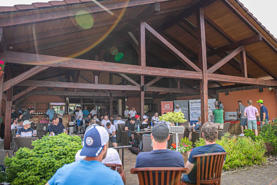 V golfovém resortu v Kunětické hoře se opět uskutečnil Hokej Charity Golf Cup, jenž byl letos věnován ochrnutému bývalému hokejistovi Janu Alinčovi