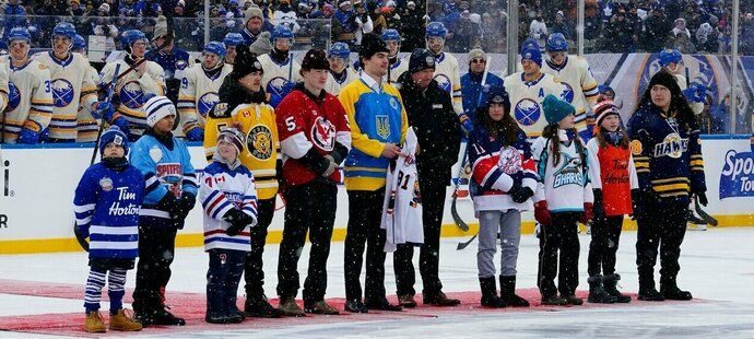 Wayne Gretzky před týdnem společně s mladým ukrajinským obráncem zahajoval duel Heritage Classic