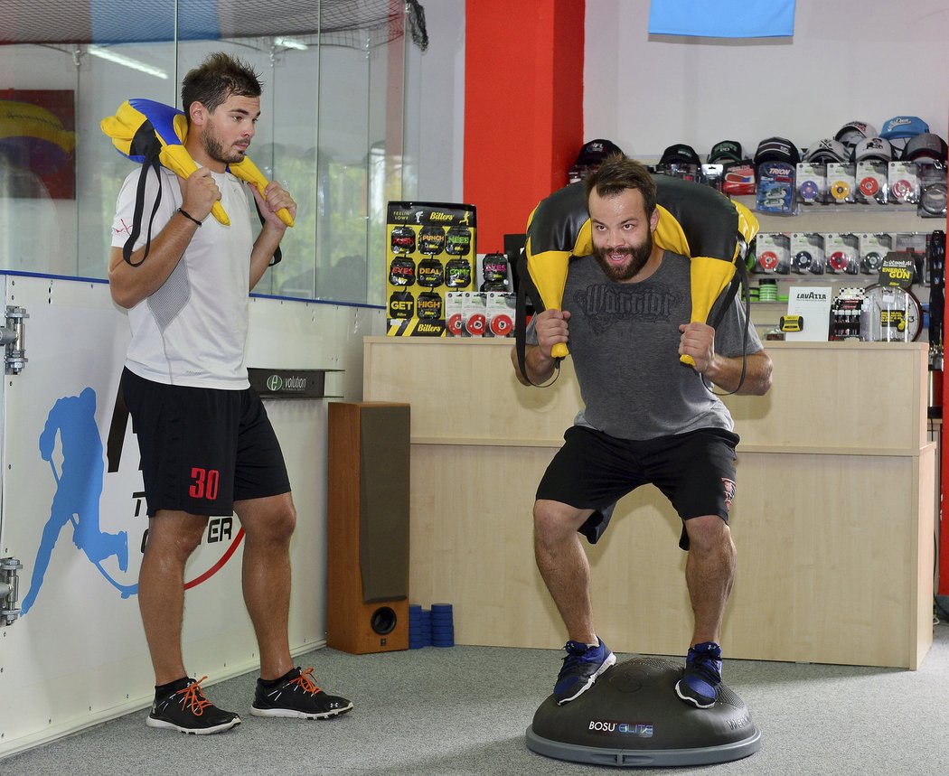 Čeští hokejisté Radko Gudas a gólman Michal Neuvirth během letního tréninkového drilu na novou sezonu