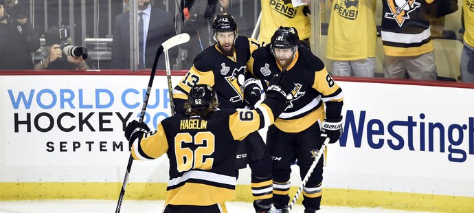 Radost hráčů Penguins z úvodní branky druhého finále Stanley Cupu