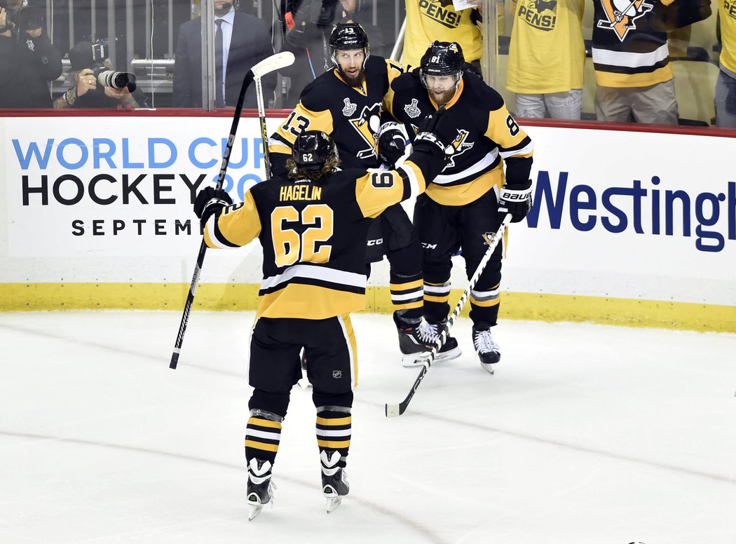 Radost hráčů Penguins z úvodní branky druhého finále Stanley Cupu.